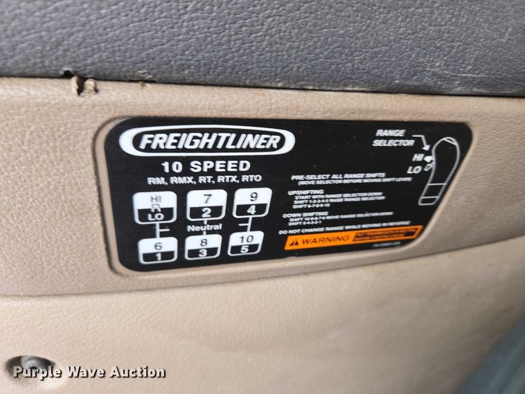 image for item ET5165 2015 Freightliner Cascadia semi truck