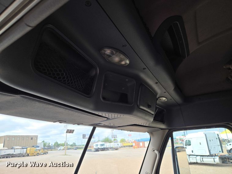 image for item ET5165 2015 Freightliner Cascadia semi truck