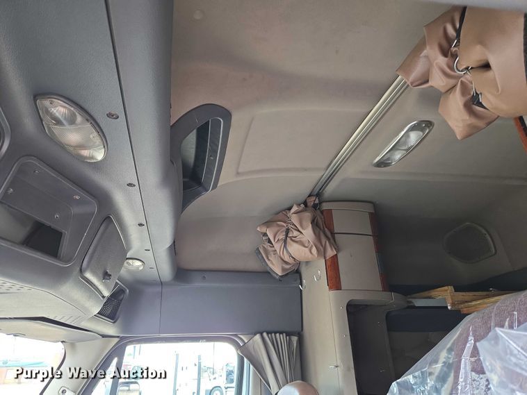 image for item ET5165 2015 Freightliner Cascadia semi truck