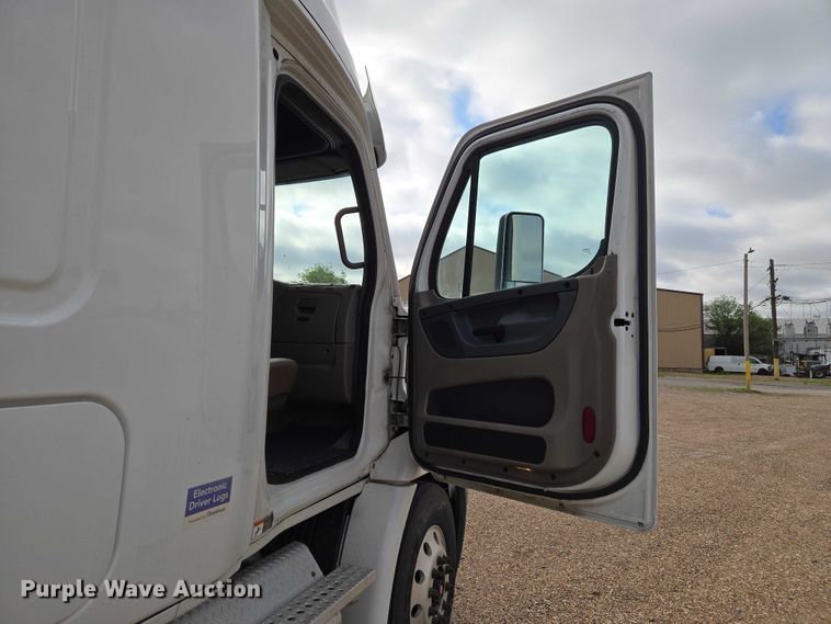 image for item ET5165 2015 Freightliner Cascadia semi truck