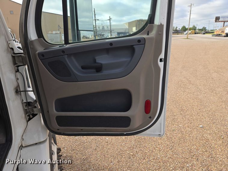 image for item ET5165 2015 Freightliner Cascadia semi truck