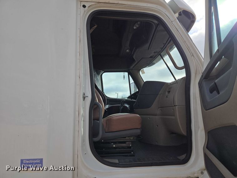 image for item ET5165 2015 Freightliner Cascadia semi truck