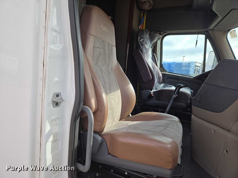 image for item ET5165 2015 Freightliner Cascadia semi truck