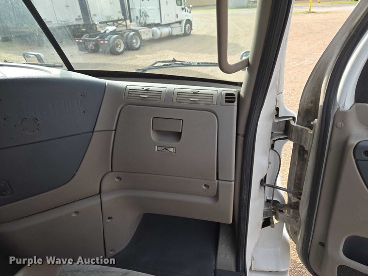 image for item ET5165 2015 Freightliner Cascadia semi truck