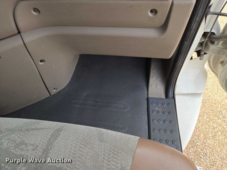 image for item ET5165 2015 Freightliner Cascadia semi truck