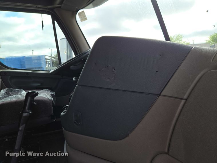 image for item ET5165 2015 Freightliner Cascadia semi truck