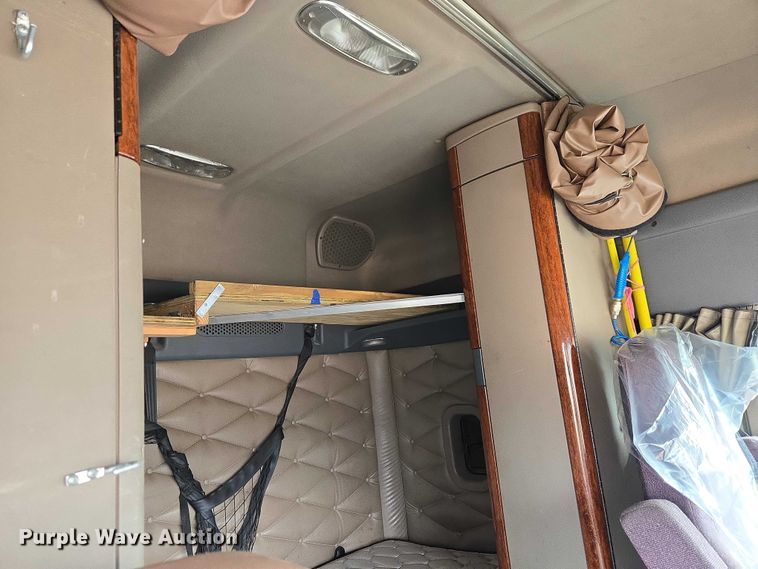 image for item ET5165 2015 Freightliner Cascadia semi truck