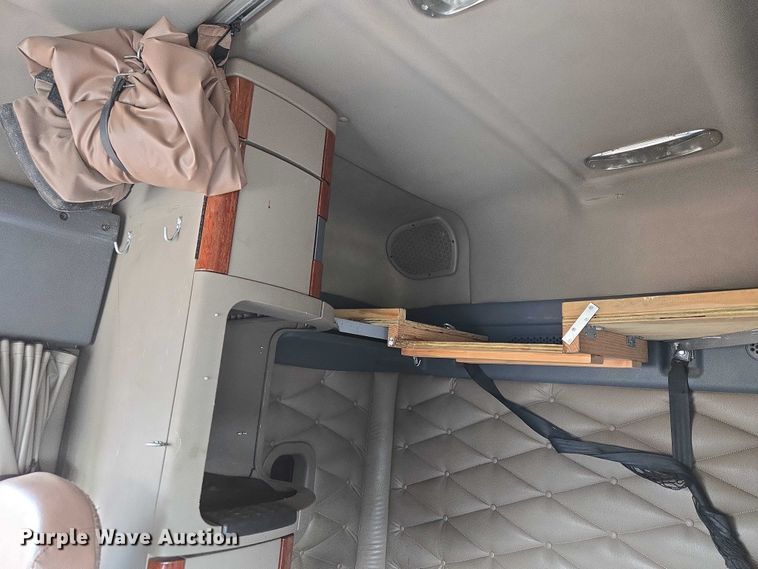 image for item ET5165 2015 Freightliner Cascadia semi truck