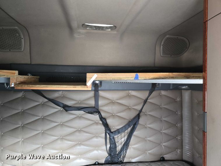 image for item ET5165 2015 Freightliner Cascadia semi truck