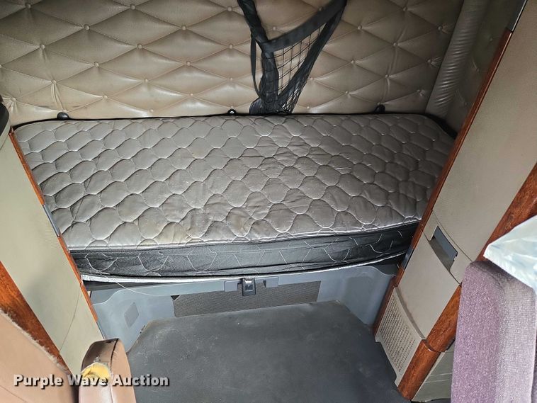 image for item ET5165 2015 Freightliner Cascadia semi truck