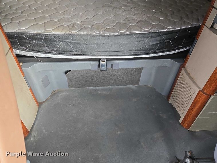 image for item ET5165 2015 Freightliner Cascadia semi truck