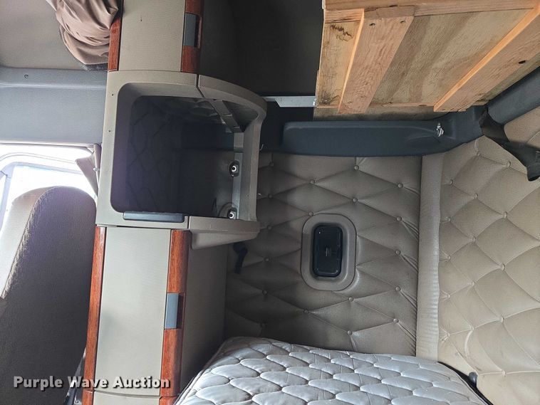 image for item ET5165 2015 Freightliner Cascadia semi truck