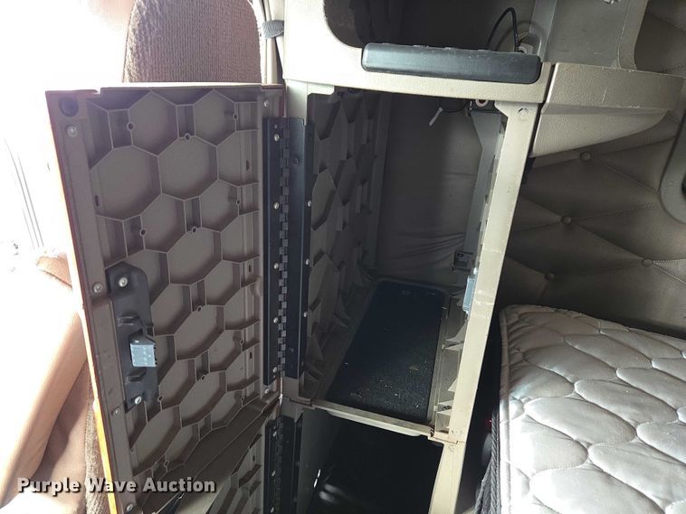 image for item ET5165 2015 Freightliner Cascadia semi truck