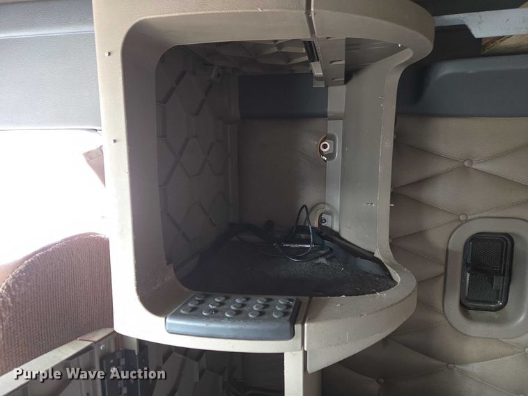 image for item ET5165 2015 Freightliner Cascadia semi truck