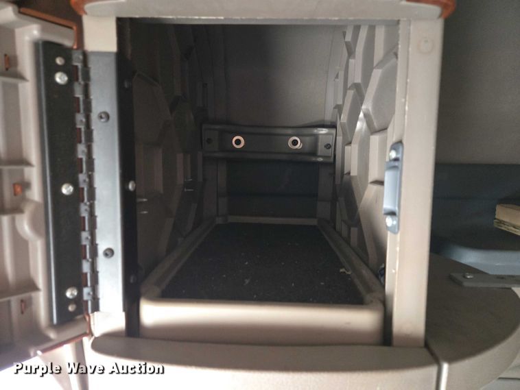 image for item ET5165 2015 Freightliner Cascadia semi truck