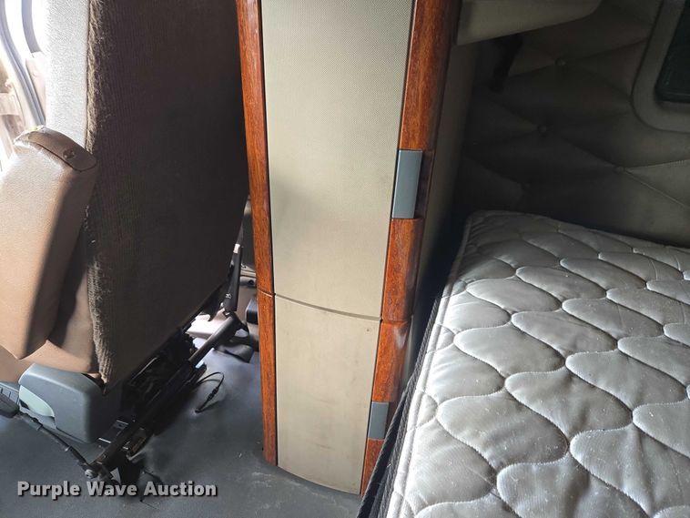 image for item ET5165 2015 Freightliner Cascadia semi truck