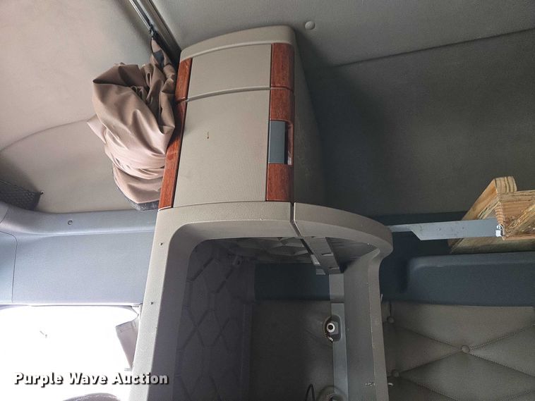 image for item ET5165 2015 Freightliner Cascadia semi truck