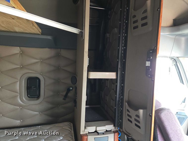 image for item ET5165 2015 Freightliner Cascadia semi truck