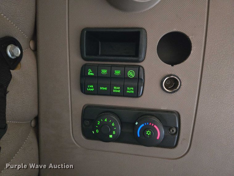 image for item ET5165 2015 Freightliner Cascadia semi truck