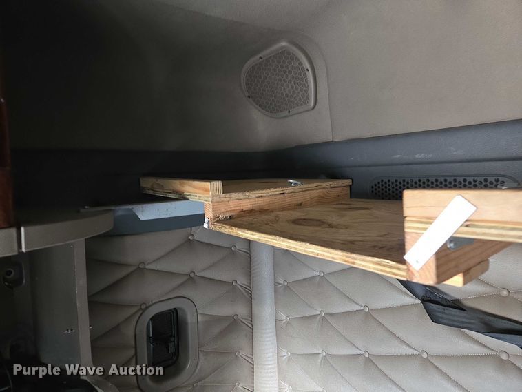 image for item ET5165 2015 Freightliner Cascadia semi truck