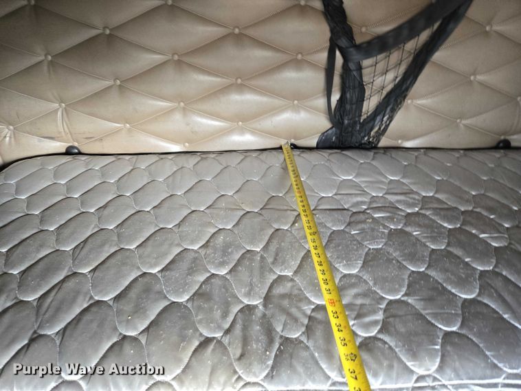 image for item ET5165 2015 Freightliner Cascadia semi truck