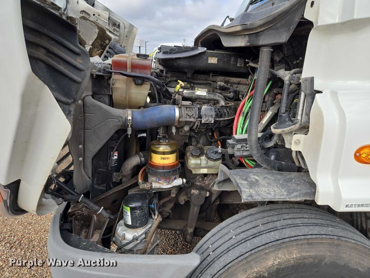 image for item ET5165 2015 Freightliner Cascadia semi truck