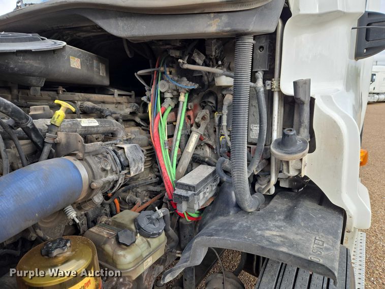 image for item ET5165 2015 Freightliner Cascadia semi truck