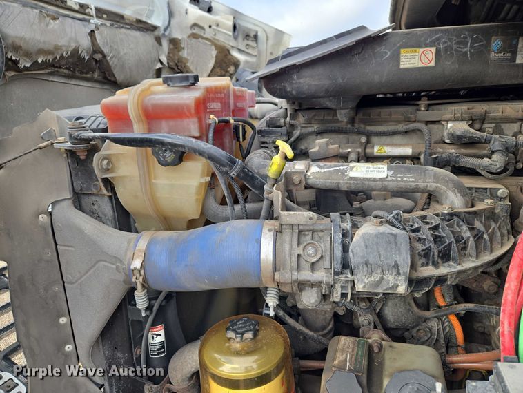 image for item ET5165 2015 Freightliner Cascadia semi truck