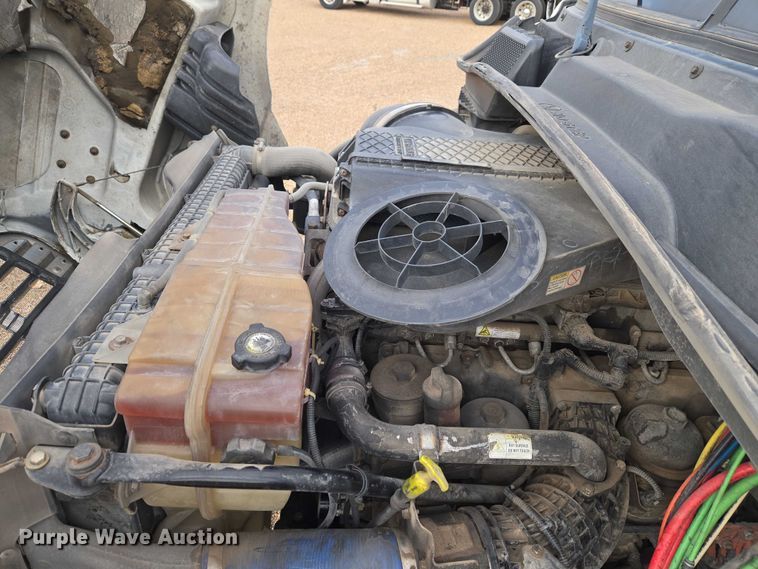 image for item ET5165 2015 Freightliner Cascadia semi truck