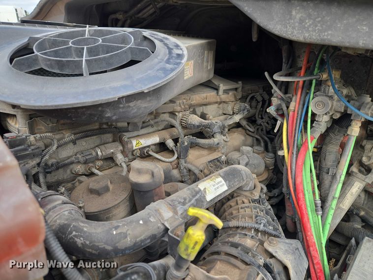 image for item ET5165 2015 Freightliner Cascadia semi truck