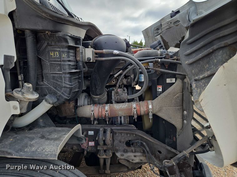 image for item ET5165 2015 Freightliner Cascadia semi truck