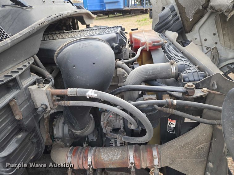 image for item ET5165 2015 Freightliner Cascadia semi truck