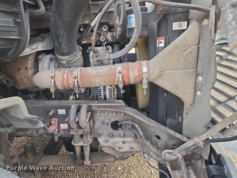 image for item ET5165 2015 Freightliner Cascadia semi truck