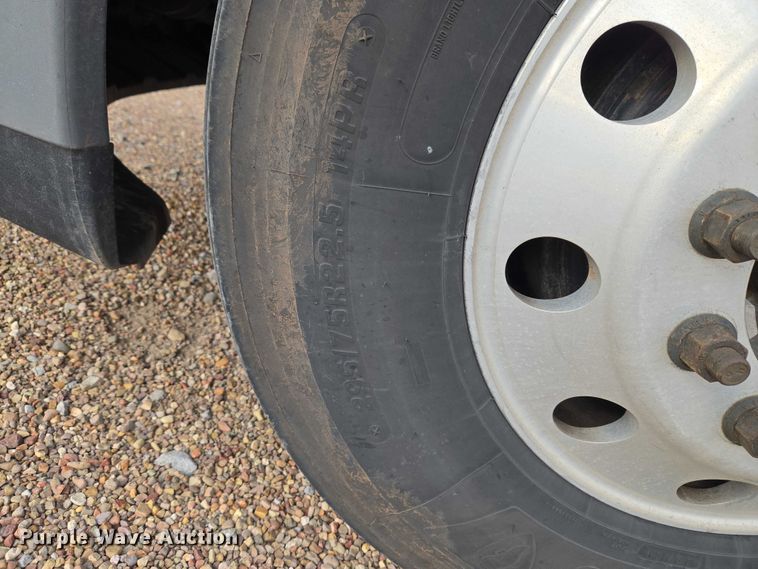 image for item ET5165 2015 Freightliner Cascadia semi truck