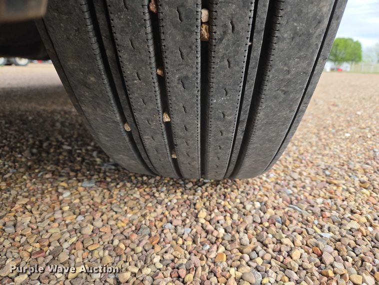 image for item ET5165 2015 Freightliner Cascadia semi truck