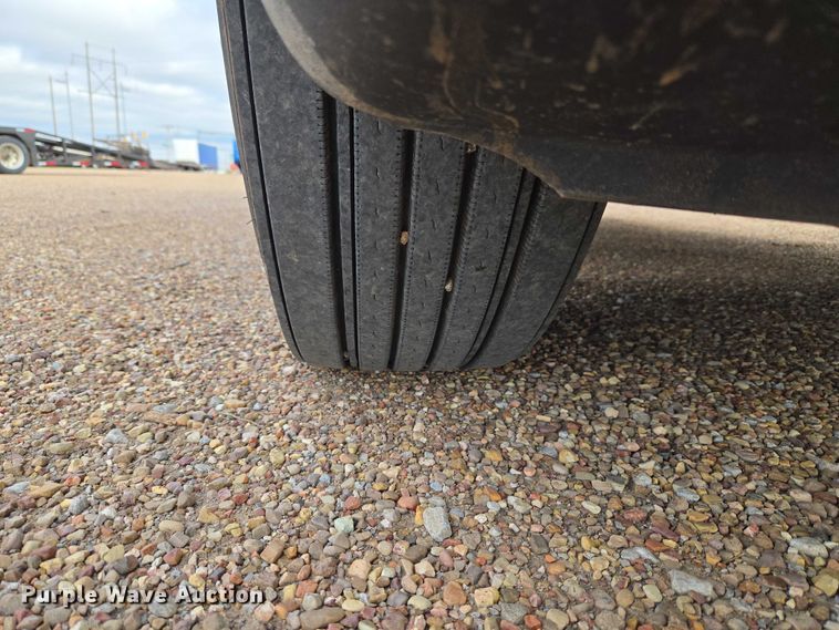 image for item ET5165 2015 Freightliner Cascadia semi truck