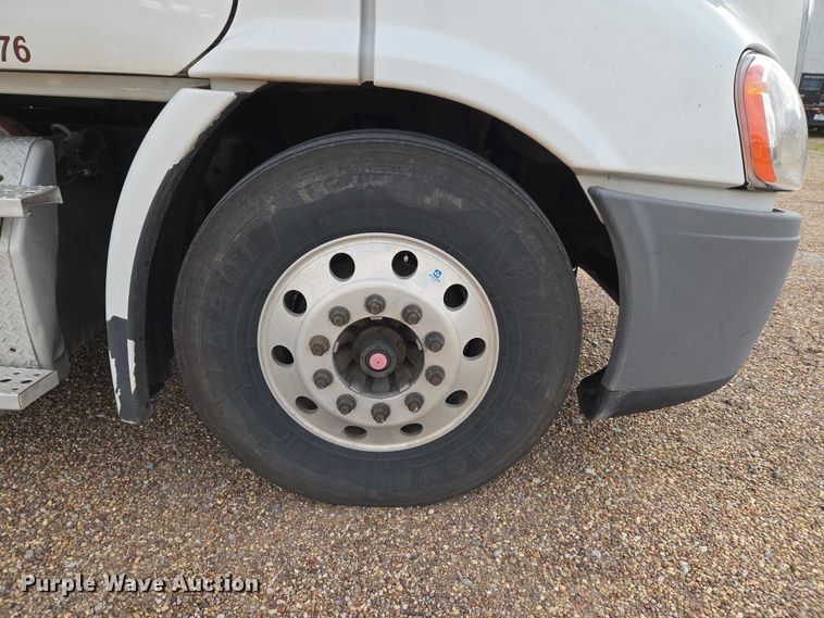 image for item ET5165 2015 Freightliner Cascadia semi truck