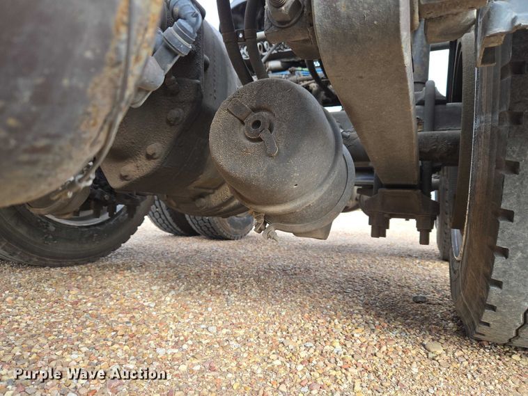 image for item ET5165 2015 Freightliner Cascadia semi truck