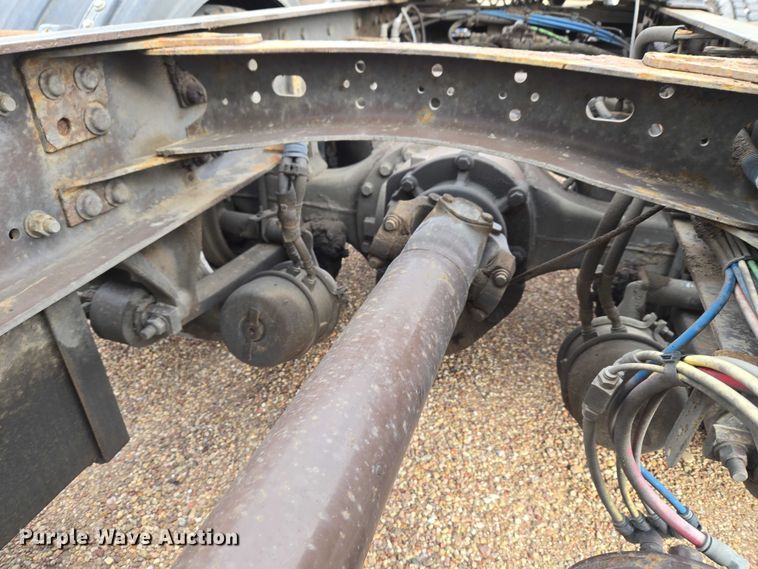 image for item ET5165 2015 Freightliner Cascadia semi truck