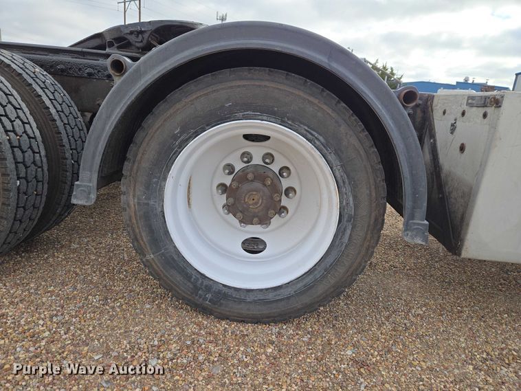 image for item ET5165 2015 Freightliner Cascadia semi truck