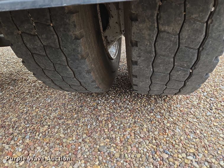 image for item ET5165 2015 Freightliner Cascadia semi truck