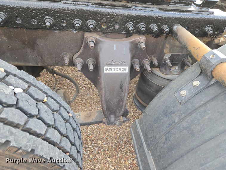 image for item ET5165 2015 Freightliner Cascadia semi truck