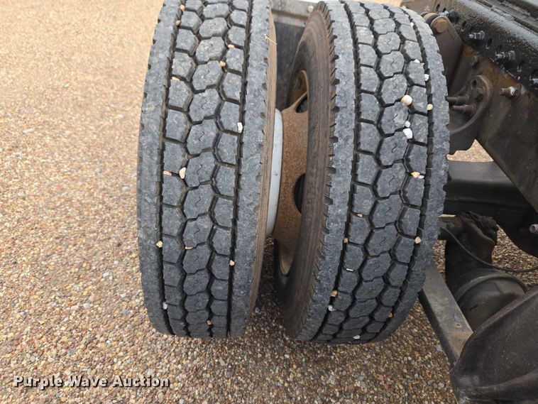 image for item ET5165 2015 Freightliner Cascadia semi truck