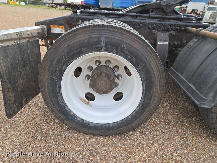 image for item ET5165 2015 Freightliner Cascadia semi truck