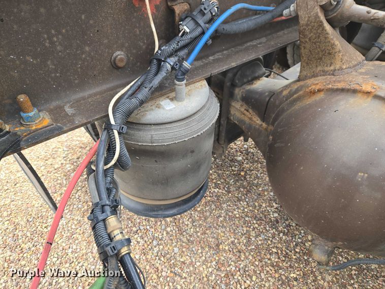 image for item ET5165 2015 Freightliner Cascadia semi truck