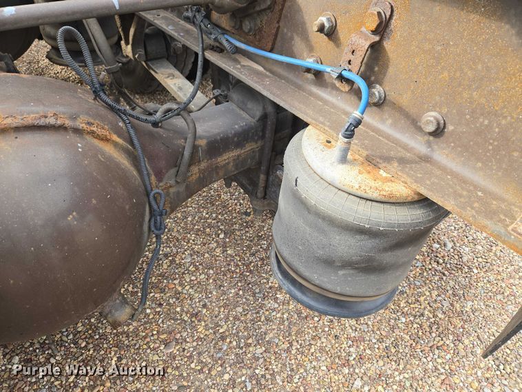 image for item ET5165 2015 Freightliner Cascadia semi truck