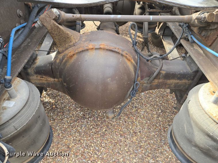 image for item ET5165 2015 Freightliner Cascadia semi truck