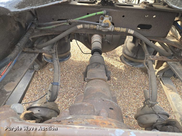 image for item ET5165 2015 Freightliner Cascadia semi truck