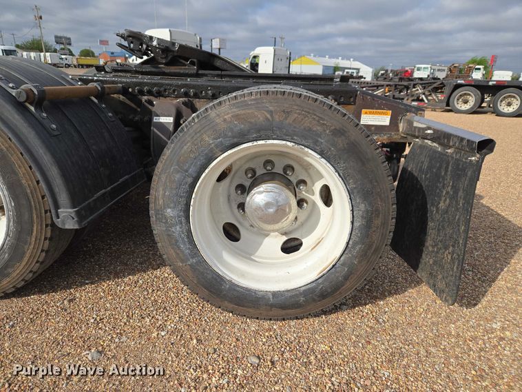 image for item ET5165 2015 Freightliner Cascadia semi truck