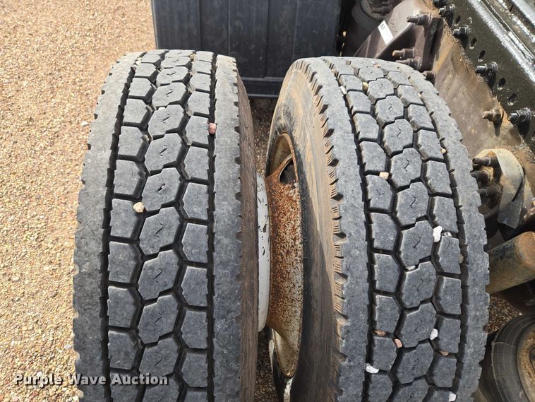 image for item ET5165 2015 Freightliner Cascadia semi truck